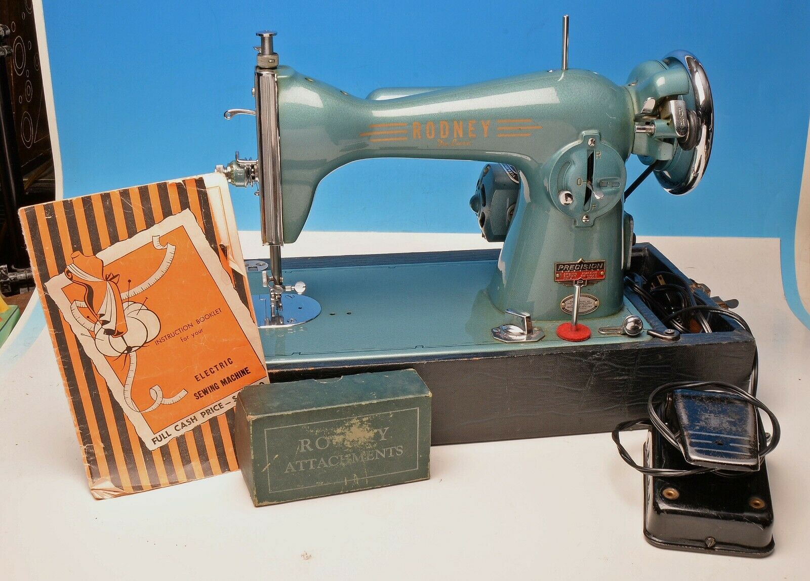 VINTAGE RODNEY BROTHER DELUXE GREEN PRECISION SEWING MACHINE &ACCESSORIES JAPAN