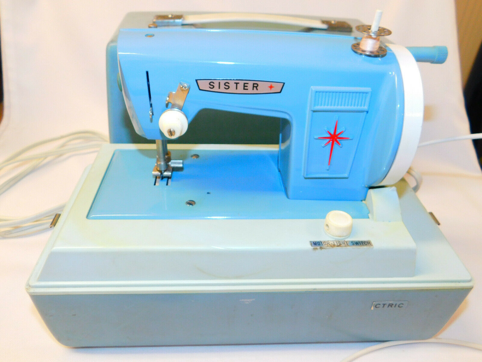 Vintage 60s SISTER Portable Blue Electric Child's SEWING MACHINE w Case Model 25
